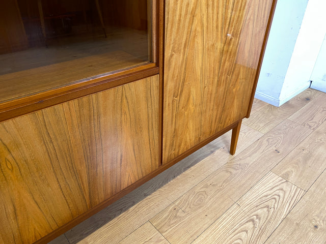 Schöner und gut erhaltener Mid-Century Wohnzimmerschrank mit Vitrine I Schrank Highboard Sideboard Anrichte Geschirrschrank Bücherschrank Büchervitrine Vintage 60er I