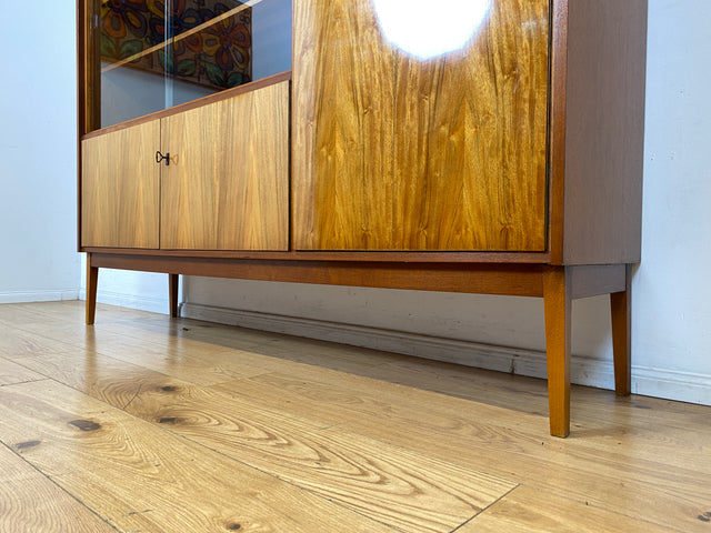 Schöner und gut erhaltener Mid-Century Wohnzimmerschrank mit Vitrine I Schrank Highboard Sideboard Anrichte Geschirrschrank Bücherschrank Büchervitrine Vintage 60er I