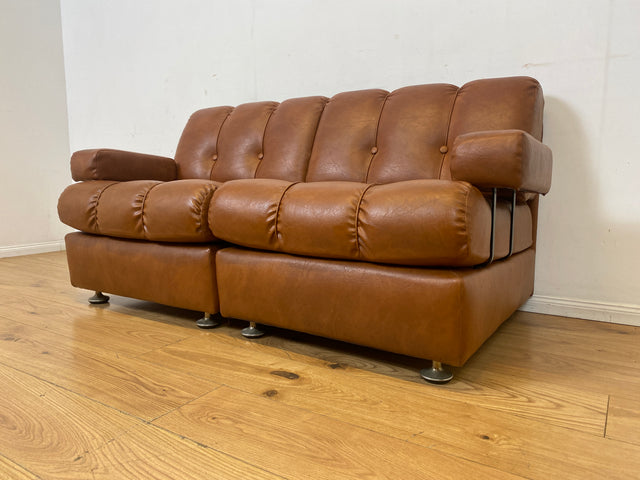 Formschönes und sehr gemütliches modulares 2er Sofa mit gestepptem Kunstleder Bezug I Couch Ledersofa Ledercouch 2-Sitzer Sessel Ledersessel Leder Vintage Retro 70er I