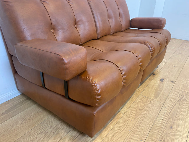 Formschönes und sehr gemütliches modulares 2er Sofa mit gestepptem Kunstleder Bezug I Couch Ledersofa Ledercouch 2-Sitzer Sessel Ledersessel Leder Vintage Retro 70er I