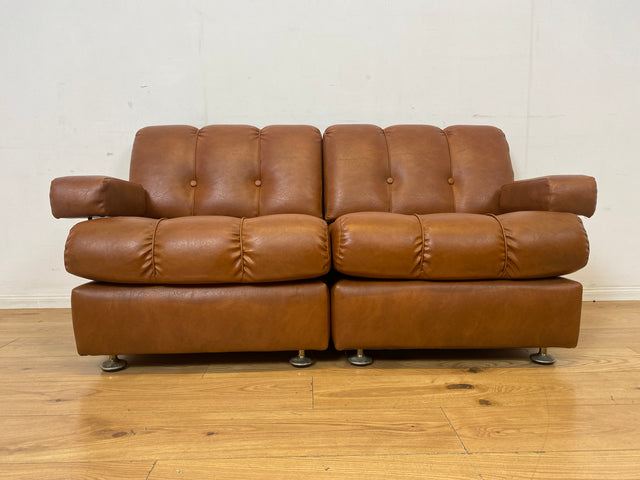 Formschönes und sehr gemütliches modulares 2er Sofa mit gestepptem Kunstleder Bezug I Couch Ledersofa Ledercouch 2-Sitzer Sessel Ledersessel Leder Vintage Retro 70er I