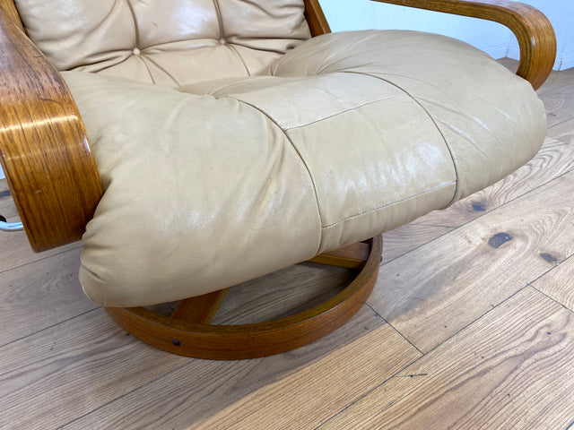 Eleganter & äußerst gemütlicher norwegischer Designer Drehsessel von Rybo Rykken mit beigem Echtleder Bezug
