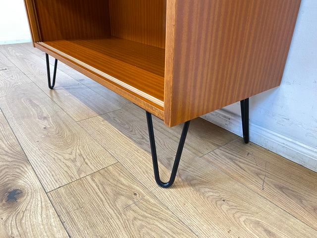 Hübsche offene Upcycling Kommode aus 60er Jahre Korpus auf neuen schwarzen Hairpin Metallfüssen I Sideboard Regal Geschirrschrank Barschrank Barkommode Mid-Century Vintage