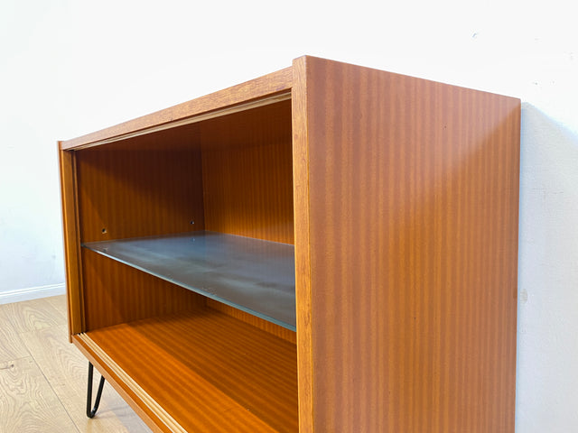 Hübsche offene Upcycling Kommode aus 60er Jahre Korpus auf neuen schwarzen Hairpin Metallfüssen I Sideboard Regal Geschirrschrank Barschrank Barkommode Mid-Century Vintage