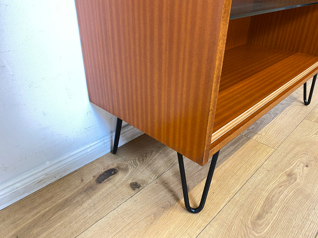 Hübsche offene Upcycling Kommode aus 60er Jahre Korpus auf neuen schwarzen Hairpin Metallfüssen I Sideboard Regal Geschirrschrank Barschrank Barkommode Mid-Century Vintage