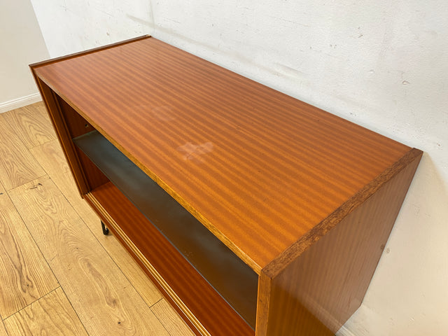 Hübsche offene Upcycling Kommode aus 60er Jahre Korpus auf neuen schwarzen Hairpin Metallfüssen I Sideboard Regal Geschirrschrank Barschrank Barkommode Mid-Century Vintage