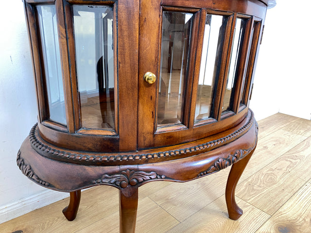 Edle ovale französische Vintage Vitrine im Stile des Barock mit abnehmbarem Serviertablett, handverziert I Beistelltisch Kommode Servierwagen Ablage Nachttisch Rokoko I