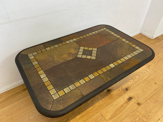 Großartiger postmoderner Couchtisch in zeitlosem Design mit Schieferplatte und Naturstein Intarsien