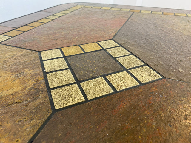 Großartiger postmoderner Couchtisch in zeitlosem Design mit Schieferplatte und Naturstein Intarsien