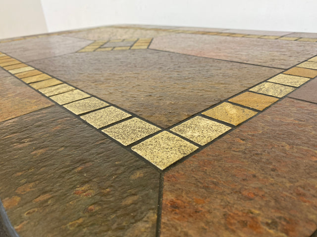 Großartiger postmoderner Couchtisch in zeitlosem Design mit Schieferplatte und Naturstein Intarsien