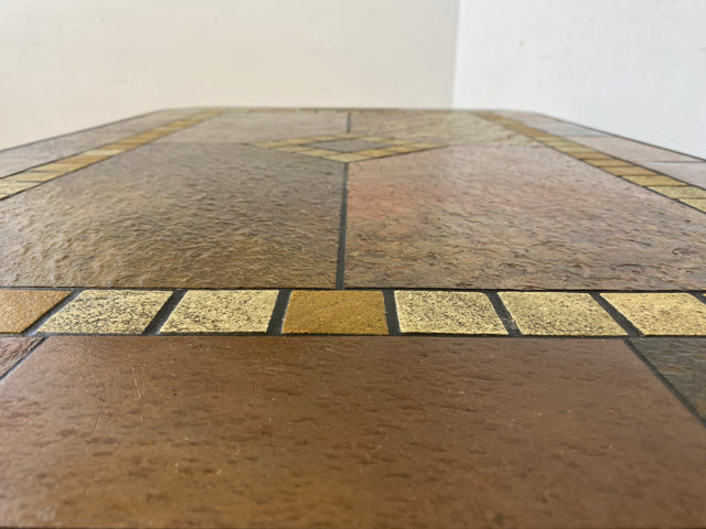 Großartiger postmoderner Couchtisch in zeitlosem Design mit Schieferplatte und Naturstein Intarsien