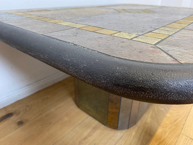 Großartiger postmoderner Couchtisch in zeitlosem Design mit Schieferplatte und Naturstein Intarsien