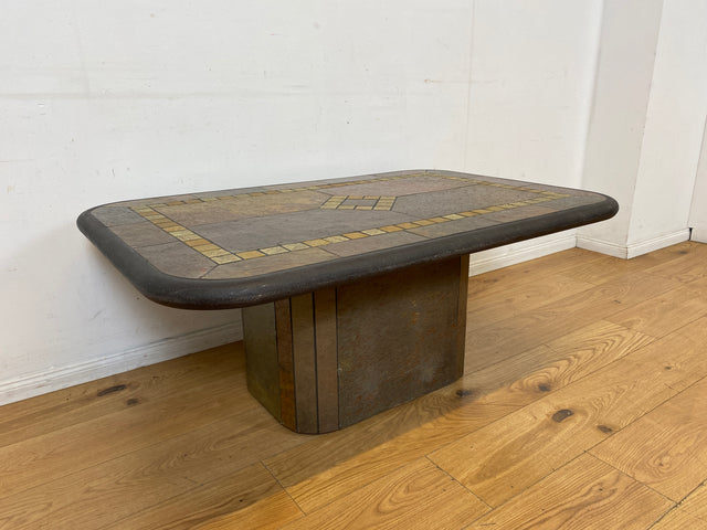 Großartiger postmoderner Couchtisch in zeitlosem Design mit Schieferplatte und Naturstein Intarsien