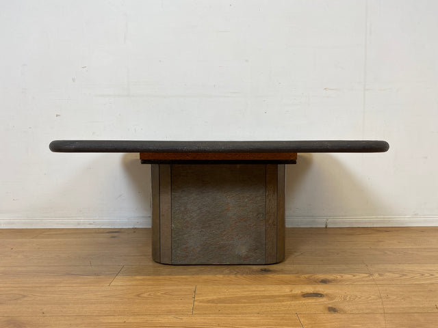 Großartiger postmoderner Couchtisch in zeitlosem Design mit Schieferplatte und Naturstein Intarsien