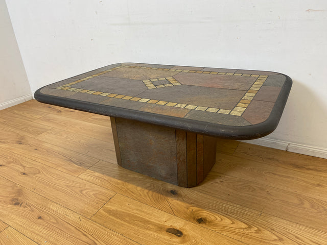 Großartiger postmoderner Couchtisch in zeitlosem Design mit Schieferplatte und Naturstein Intarsien