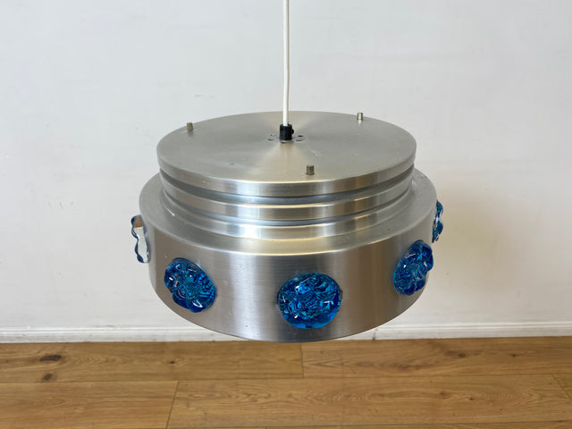 WMK I Rare skandinavische Space Age Hängelampe aus Aluminium mit blauen Glasrosetten