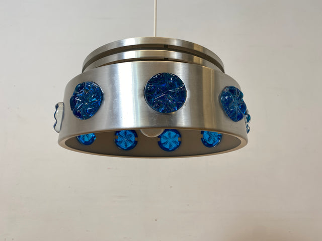 WMK I Rare skandinavische Space Age Hängelampe aus Aluminium mit blauen Glasrosetten