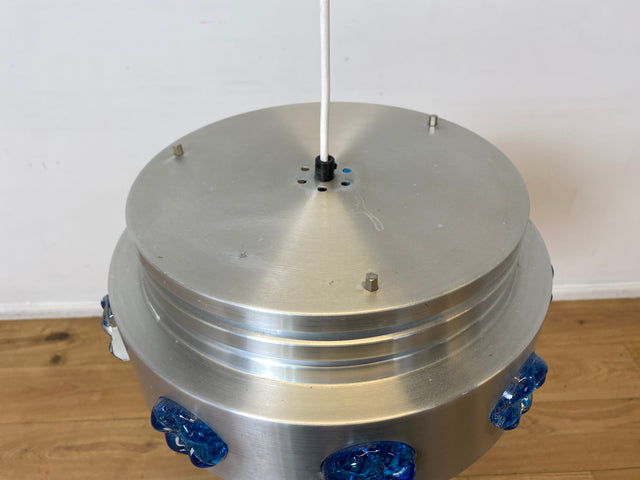 WMK I Rare skandinavische Space Age Hängelampe aus Aluminium mit blauen Glasrosetten