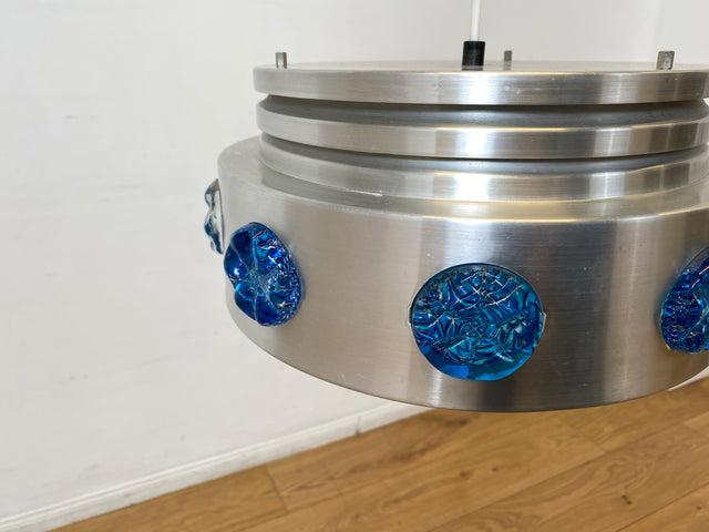 WMK I Rare skandinavische Space Age Hängelampe aus Aluminium mit blauen Glasrosetten