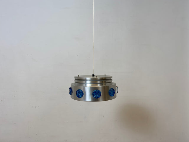 WMK I Rare skandinavische Space Age Hängelampe aus Aluminium mit blauen Glasrosetten