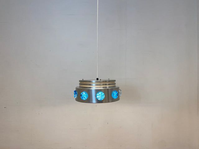 WMK I Rare skandinavische Space Age Hängelampe aus Aluminium mit blauen Glasrosetten