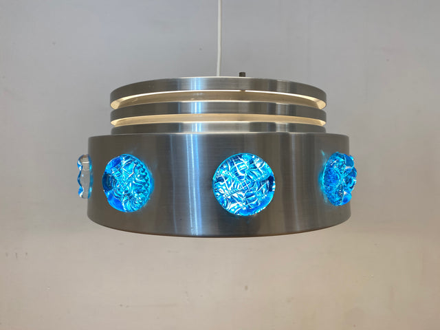 WMK I Rare skandinavische Space Age Hängelampe aus Aluminium mit blauen Glasrosetten