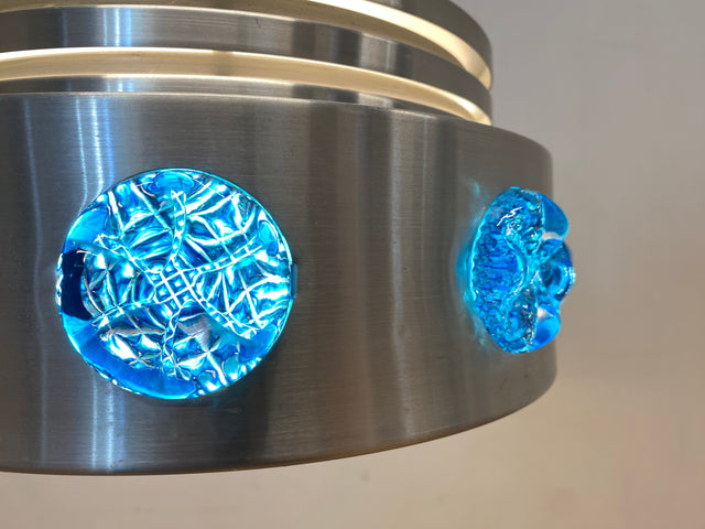 WMK I Rare skandinavische Space Age Hängelampe aus Aluminium mit blauen Glasrosetten
