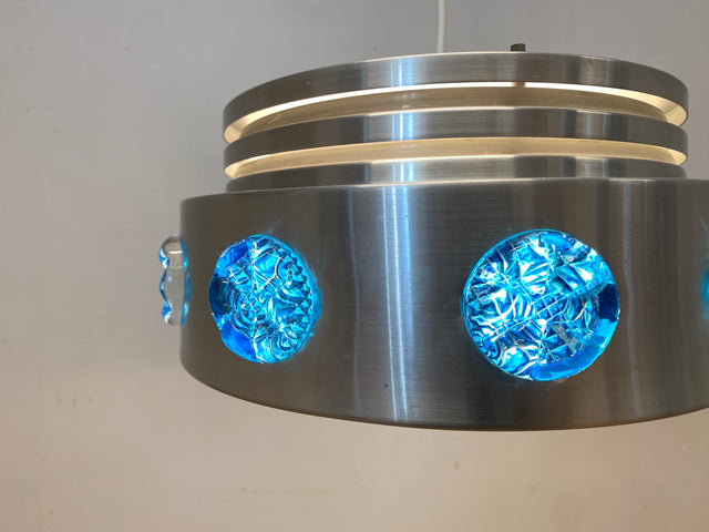 WMK I Rare skandinavische Space Age Hängelampe aus Aluminium mit blauen Glasrosetten