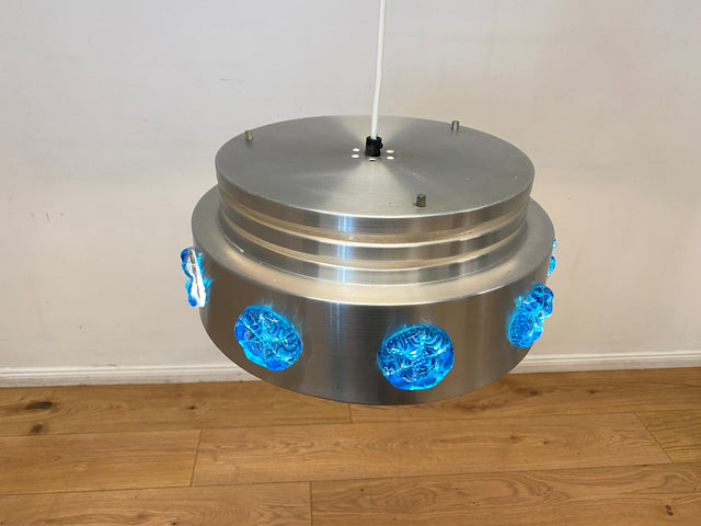 WMK I Rare skandinavische Space Age Hängelampe aus Aluminium mit blauen Glasrosetten