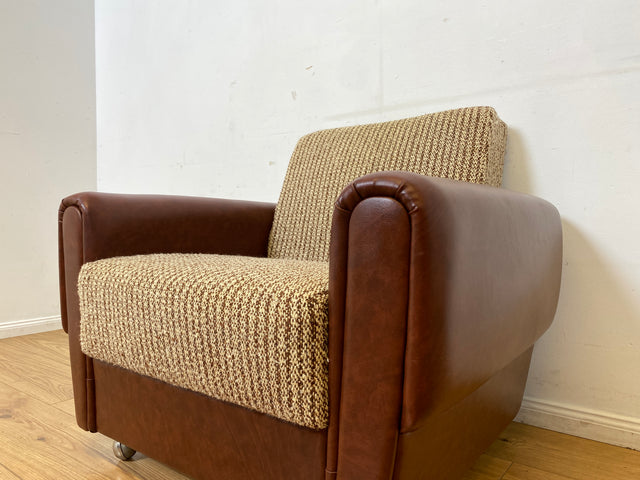 Kultiger Retro Sessel auf Rollen in beigem Wollbezug und Kunstleder Verkleidung I Clubsessel Lesesessel Ledersessel Sitzgarnitur Polstergarnitur Mid-Century 60er 70er I