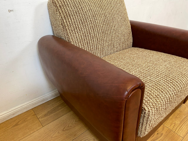Kultiger Retro Sessel auf Rollen in beigem Wollbezug und Kunstleder Verkleidung I Clubsessel Lesesessel Ledersessel Sitzgarnitur Polstergarnitur Mid-Century 60er 70er I