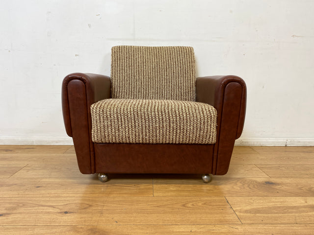 Kultiger Retro Sessel auf Rollen in beigem Wollbezug und Kunstleder Verkleidung I Clubsessel Lesesessel Ledersessel Sitzgarnitur Polstergarnitur Mid-Century 60er 70er I