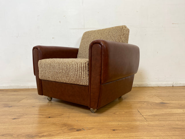 Kultiger Retro Sessel auf Rollen in beigem Wollbezug und Kunstleder Verkleidung I Clubsessel Lesesessel Ledersessel Sitzgarnitur Polstergarnitur Mid-Century 60er 70er I