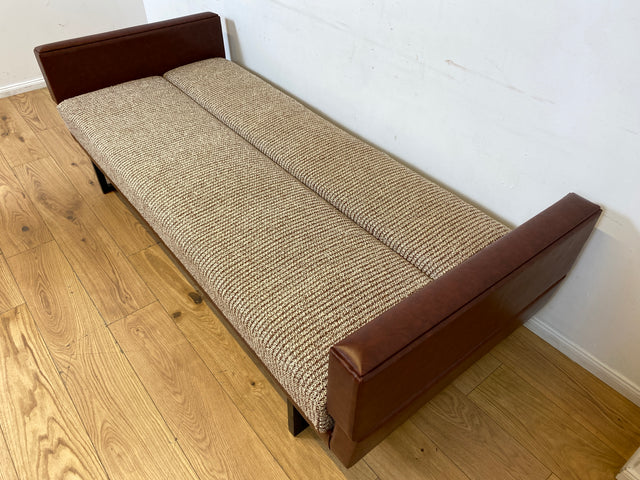 Besonderes 2-fach ausklappbares Retro Sofa mit beigem Wollbezug und Kunstleder Verkleidung I Couch Schlafcouch Schlafsofa Klappsofa Sitzgarnitur Mid-Century 60er 70er I