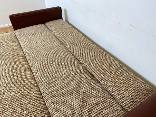 Besonderes 2-fach ausklappbares Retro Sofa mit beigem Wollbezug und Kunstleder Verkleidung I Couch Schlafcouch Schlafsofa Klappsofa Sitzgarnitur Mid-Century 60er 70er I