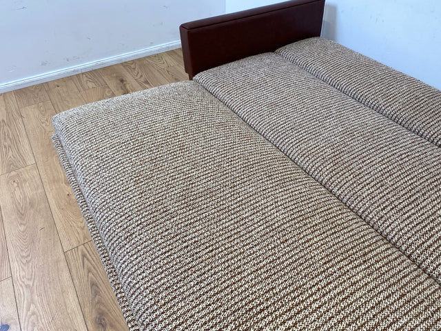 Besonderes 2-fach ausklappbares Retro Sofa mit beigem Wollbezug und Kunstleder Verkleidung I Couch Schlafcouch Schlafsofa Klappsofa Sitzgarnitur Mid-Century 60er 70er I
