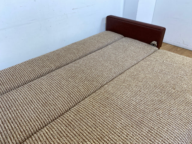 Besonderes 2-fach ausklappbares Retro Sofa mit beigem Wollbezug und Kunstleder Verkleidung I Couch Schlafcouch Schlafsofa Klappsofa Sitzgarnitur Mid-Century 60er 70er I