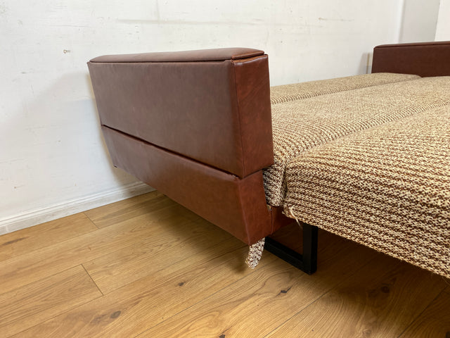 Besonderes 2-fach ausklappbares Retro Sofa mit beigem Wollbezug und Kunstleder Verkleidung I Couch Schlafcouch Schlafsofa Klappsofa Sitzgarnitur Mid-Century 60er 70er I