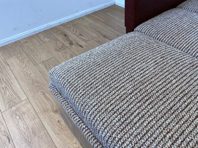 Besonderes 2-fach ausklappbares Retro Sofa mit beigem Wollbezug und Kunstleder Verkleidung I Couch Schlafcouch Schlafsofa Klappsofa Sitzgarnitur Mid-Century 60er 70er I
