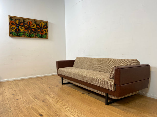 Besonderes 2-fach ausklappbares Retro Sofa mit beigem Wollbezug und Kunstleder Verkleidung I Couch Schlafcouch Schlafsofa Klappsofa Sitzgarnitur Mid-Century 60er 70er I