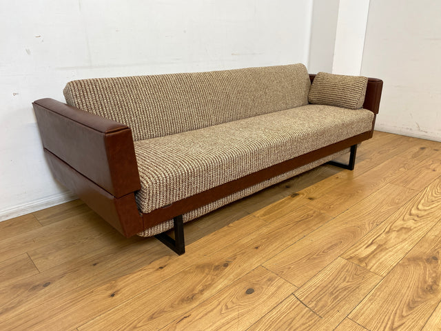 Besonderes 2-fach ausklappbares Retro Sofa mit beigem Wollbezug und Kunstleder Verkleidung I Couch Schlafcouch Schlafsofa Klappsofa Sitzgarnitur Mid-Century 60er 70er I