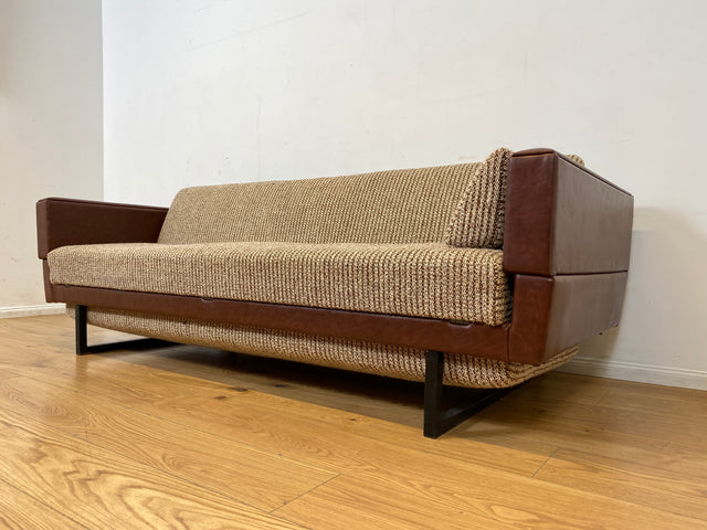 Besonderes 2-fach ausklappbares Retro Sofa mit beigem Wollbezug und Kunstleder Verkleidung I Couch Schlafcouch Schlafsofa Klappsofa Sitzgarnitur Mid-Century 60er 70er I