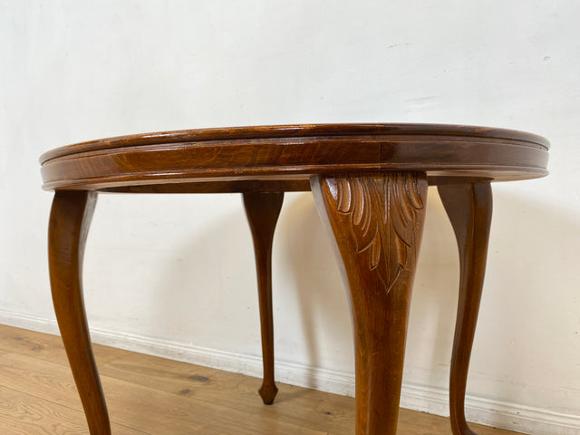 Eleganter und handverzierter runder Chippendale Couchtisch mit Wiener Sonnengeflecht
