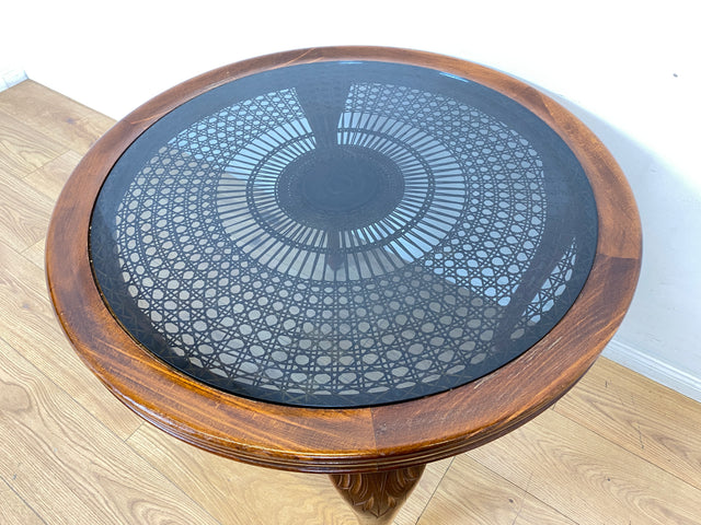 Eleganter und handverzierter runder Chippendale Couchtisch mit Wiener Sonnengeflecht