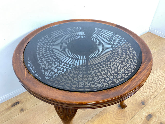 Eleganter und handverzierter runder Chippendale Couchtisch mit Wiener Sonnengeflecht