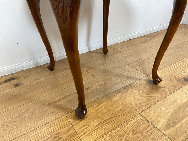 Eleganter und handverzierter runder Chippendale Couchtisch mit Wiener Sonnengeflecht