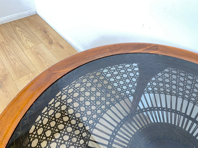 Eleganter und handverzierter runder Chippendale Couchtisch mit Wiener Sonnengeflecht