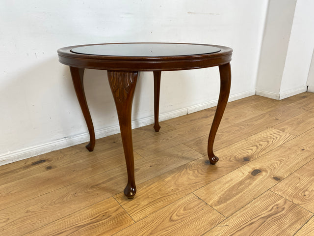 Eleganter und handverzierter runder Chippendale Couchtisch mit Wiener Sonnengeflecht