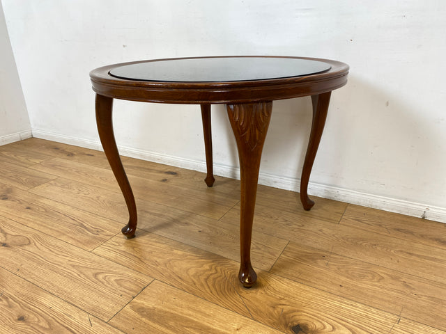 Eleganter und handverzierter runder Chippendale Couchtisch mit Wiener Sonnengeflecht