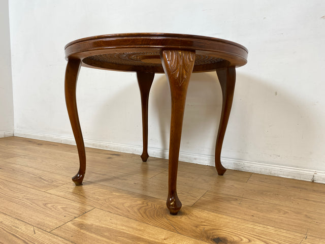 Eleganter und handverzierter runder Chippendale Couchtisch mit Wiener Sonnengeflecht